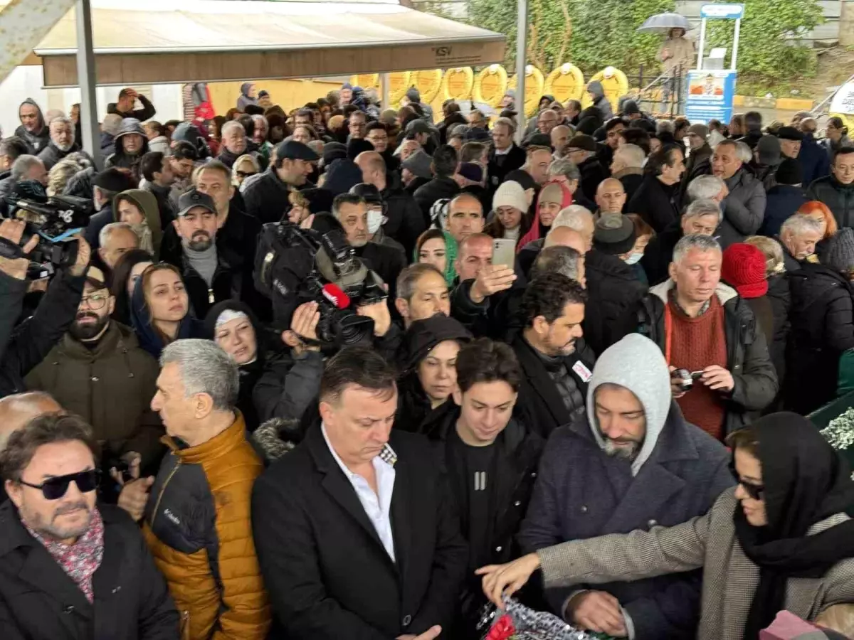 Ünlü Sanatçı Tanyeli Özruh Sünneli’nin Cenazesi Düzenlendi